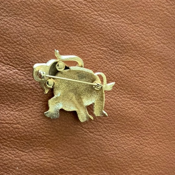 Unsigned Charming Gold Tone Elephant Pin With Sparkly Red Eye - Picture 2 of 8